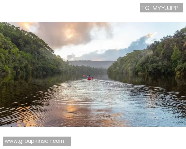 足球明星穿拖鞋的搞笑视频合集让你捧腹大笑不容错过